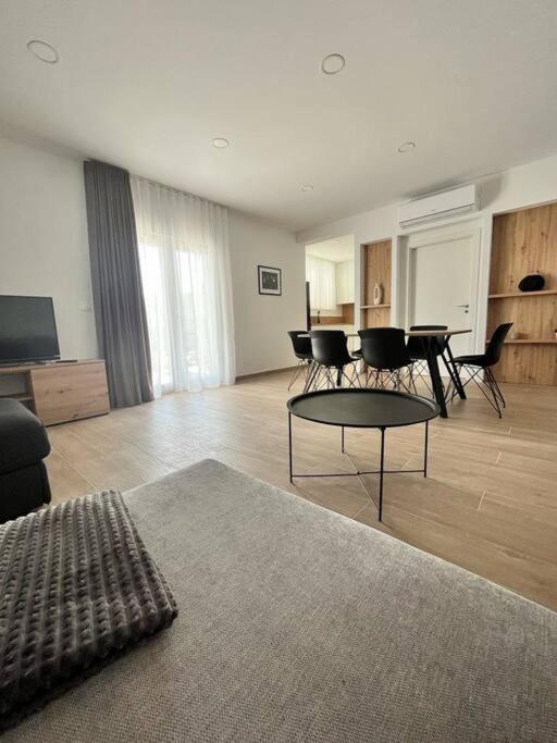 Blue Apartment With Shared Pool Split Exteriör bild