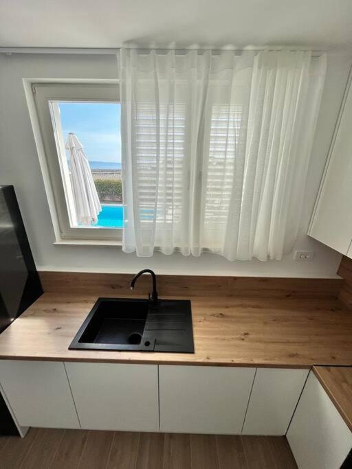Blue Apartment With Shared Pool Split Exteriör bild