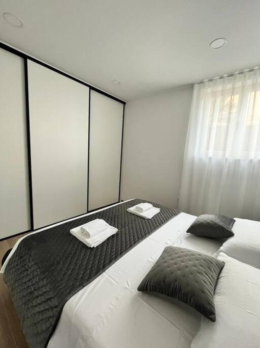 Blue Apartment With Shared Pool Split Exteriör bild
