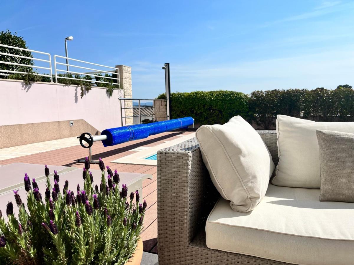 Blue Apartment With Shared Pool Split Exteriör bild