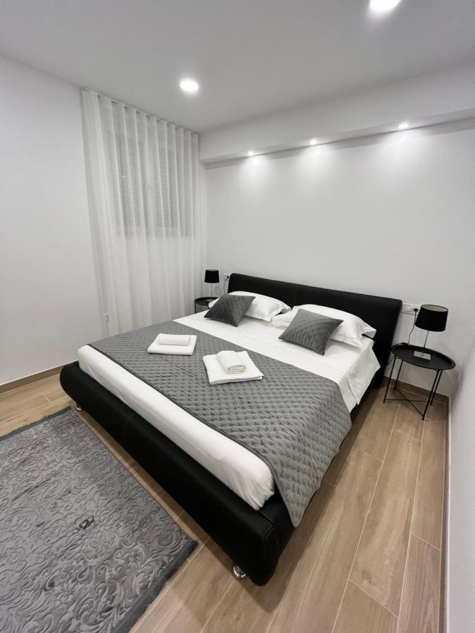 Blue Apartment With Shared Pool Split Exteriör bild